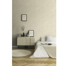 Chambre lumineuse avec lit, commode, tapis rond et parquet