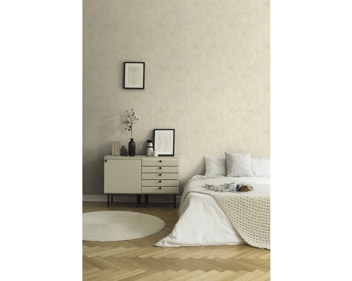 Helles Schlafzimmer mit Bett, Kommode, runden Teppich und Holzboden