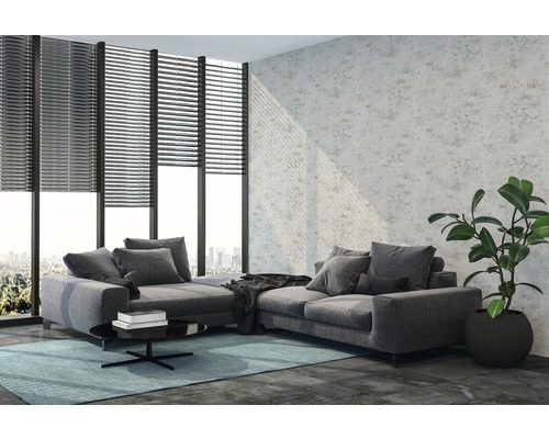 Helles Wohnzimmer mit Ecksofa, Fensterjalousien und Zimmerpflanze