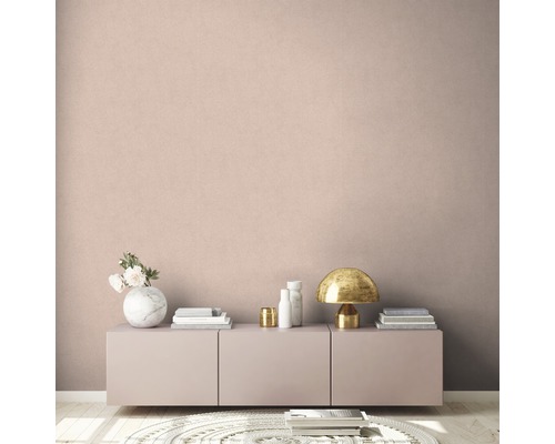 Salon avec papier peint à motifs et buffet moderne