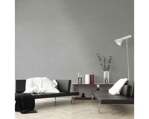 Wohnzimmer mit Sofa, Tisch und Stehlampe