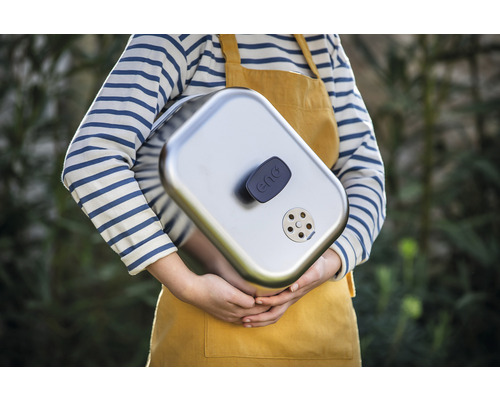 Personne tenant un grill plancha ENO en acier inoxydable