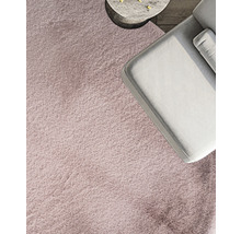 Gros plan d''un tapis à côté d''un canapé et d''une table d''appoint