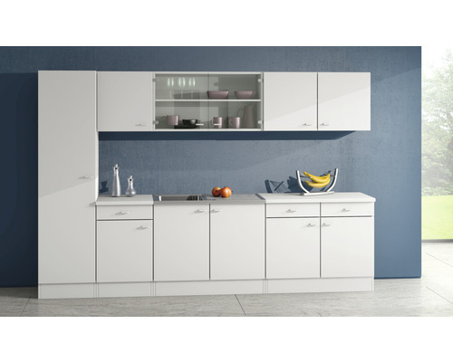 Cuisine lumineuse avec armoires blanches et plans de travail sur un mur bleu.