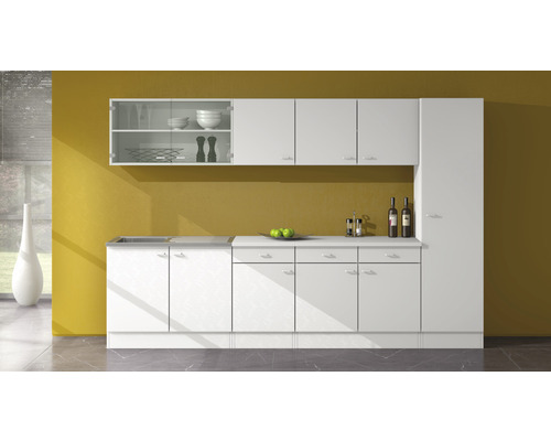 Cuisine avec évier, armoires murales et armoire haute