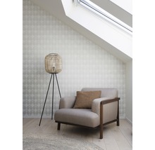 Einrichtungsidee mit Sessel, Stehlampe und Tapete in einem Dachzimmer