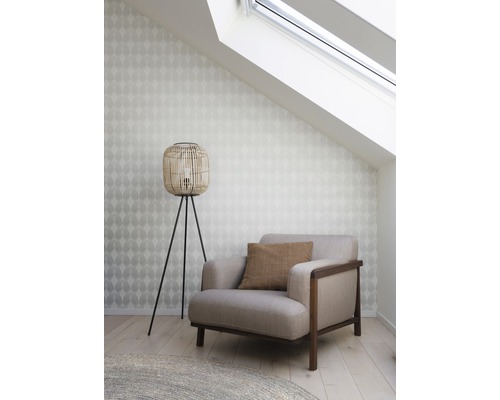 Einrichtungsidee mit Sessel, Stehlampe und Tapete in einem Dachzimmer