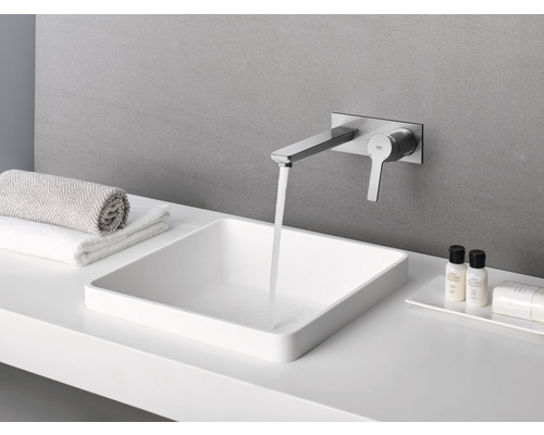 Lavabo de salle de bains moderne avec robinet et produits de soin