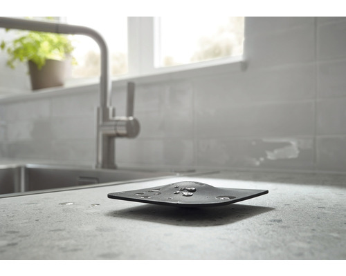 Spülbeckenschale aus Silikon mit Wasser in der Küche