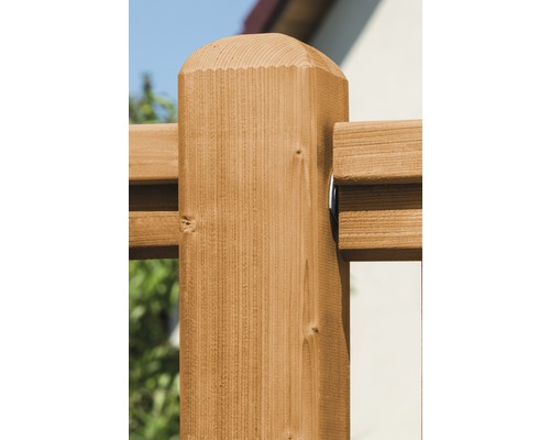 Detailansicht eines Holzpfostens mit abgerundeter Spitze für einen Gartenzaun