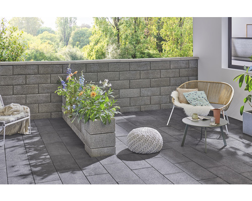 Terrasse aménagée avec mur, plantations, sièges et dalles de sol