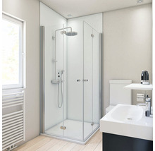 Helles Badezimmer mit Duschkabine aus Glas, Waschtisch und Toilette