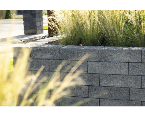 Muret de jardin en pierres de béton avec plantation