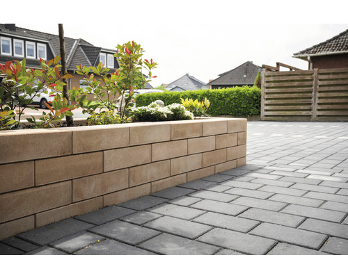 Bordure de parterre en pierre sur surface pavée dans le jardin