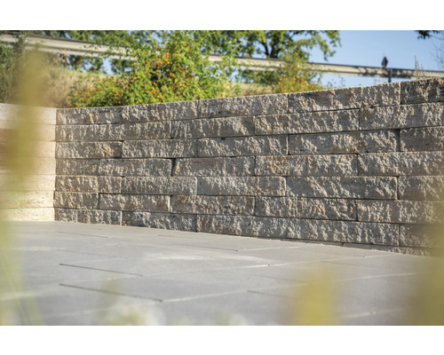 Mur en blocs de béton à l''extérieur