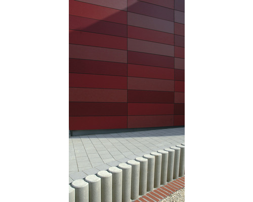 Façade avec pavés en béton et bordures de pelouse