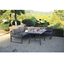 Gartenszene mit Lounge-Ecke und Tisch im Aussenbereich