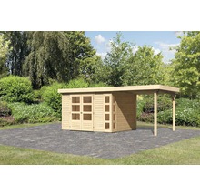 Holzgartenhaus mit Anbau auf gepflasterter Fläche im Garten.