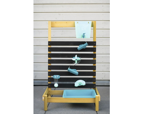 Mur de jeu d''eau en bois avec réservoir d''eau et divers éléments de jeu