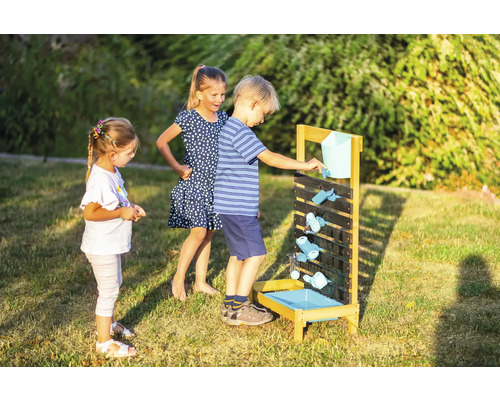 Des enfants jouent avec une aire de jeux aquatiques dans le jardin.