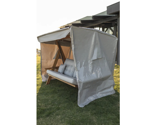 Balancelle de jardin avec housse de protection sur pelouse