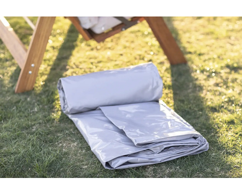 Housse de protection grise pour mobilier de jardin sur pelouse