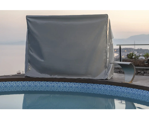 Barbecue recouverte à côté d''une piscine pour la protection contre les intempéries