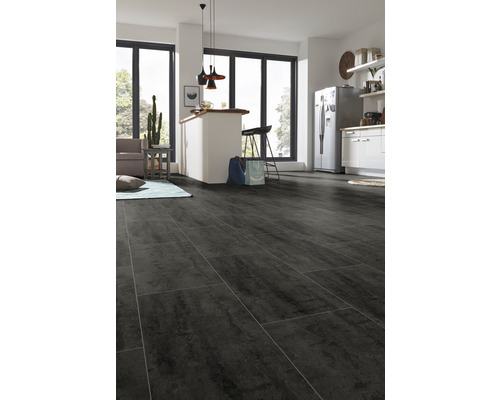 Cuisine claire avec revêtement de sol foncé imitation carrelage