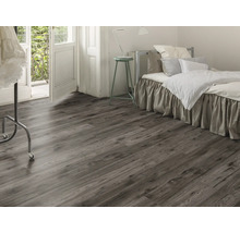 Chambre à coucher avec sol stratifié imitation bois, lit et porte de balcon