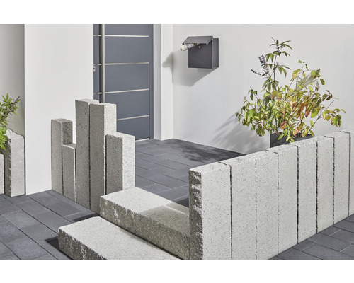 Gestaltungsidee für einen Hauseingang mit Pflastersteinen, Mauersteinen, Tür und Briefkasten