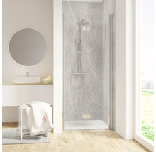 Salle de bains avec paroi de douche, lavabo, miroir et serviette