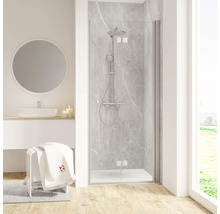 Salle de bains avec paroi de douche, lavabo et miroir