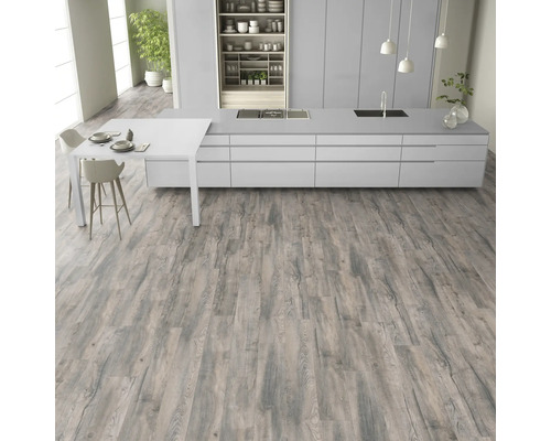 Heller Küchenraum mit Holzboden und weisser Küchenzeile