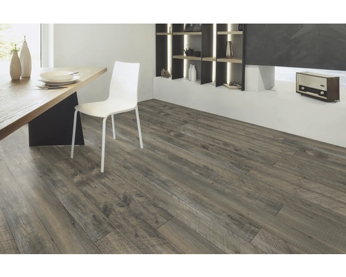 Intérieur avec plancher en bois, table à manger et chaise blanche.