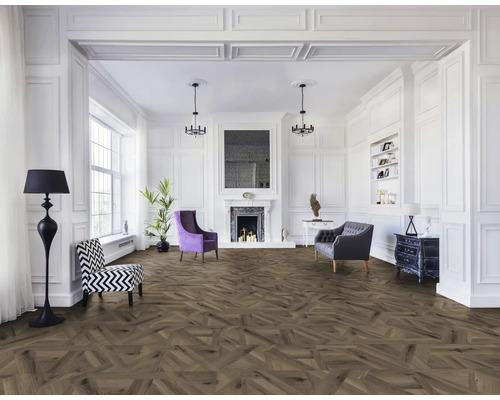 Pièce lumineuse avec cheminée, bibliothèque et parquet foncé à chevrons