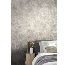 Chambre à coucher avec papier peint à motifs aspect vieilli et table de chevet