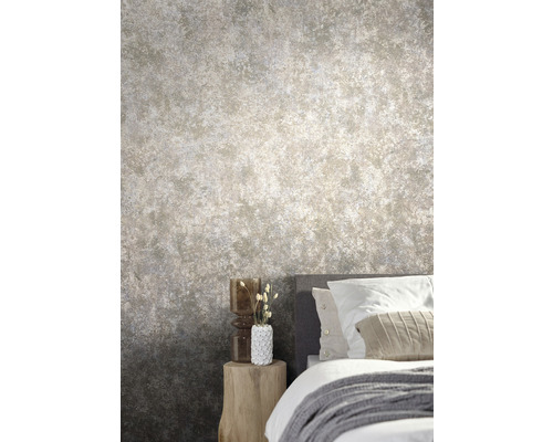 Chambre à coucher avec papier peint à motifs aspect vieilli et table de chevet