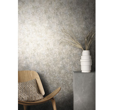 Intérieur décoratif avec chaise, coussin, vase et mur à motifs abstraits