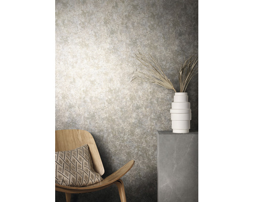 Intérieur décoratif avec chaise, coussin, vase et mur à motifs abstraits