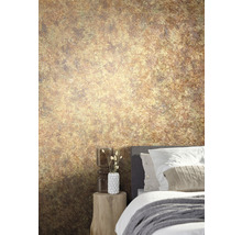 Chambre avec papier peint à motifs, lit et table de chevet