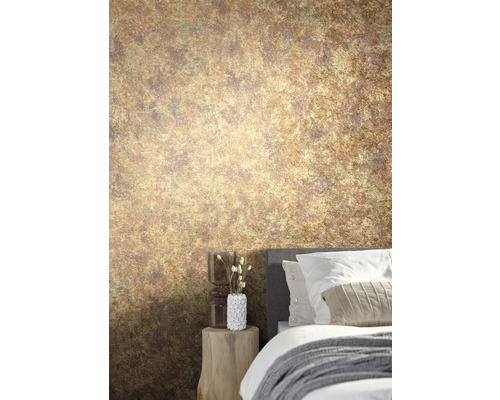 Chambre avec papier peint à motifs, lit et table de chevet