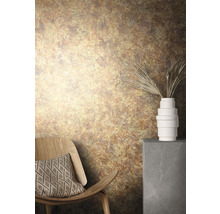 Pièce décorative avec un papier peint à motifs, une chaise avec un coussin et un vase sur un socle.