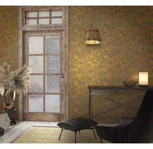 Intérieur avec porte, fauteuil, table et lampe