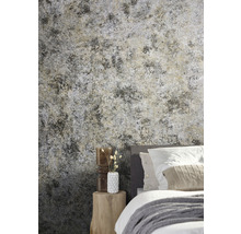 Chambre à coucher avec papier peint à motifs et table de chevet