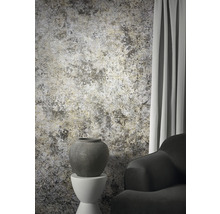 Intérieur décoratif avec papier peint à motifs, vase sur un piédestal et un fauteuil