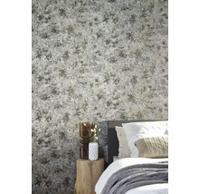 Chambre à coucher avec papier peint à motifs, lit et table d''appoint en bois