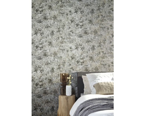 Chambre à coucher avec papier peint à motifs, lit et table d''appoint en bois