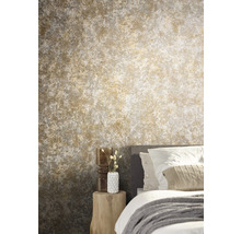 Chambre avec papier peint à motifs, lit et table de chevet