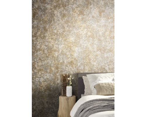 Chambre avec papier peint à motifs, lit et table de chevet