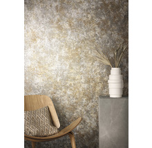 Intérieur décoratif avec chaise, coussin, vase et design mural abstrait